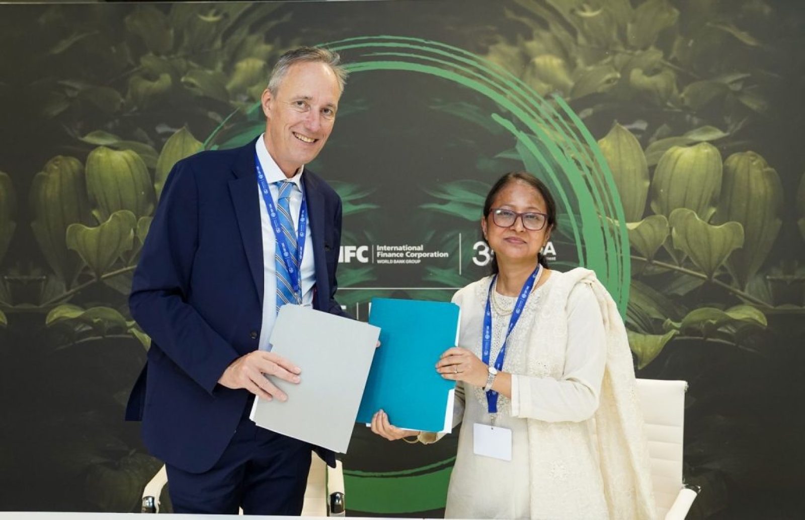 World Bank's Martin Raiser and ADB's Fatima Yasmin at the MOU signing ceremony World Bank's Martin Raiser and ADB's Fatima Yasmin at the MOU signing ceremony