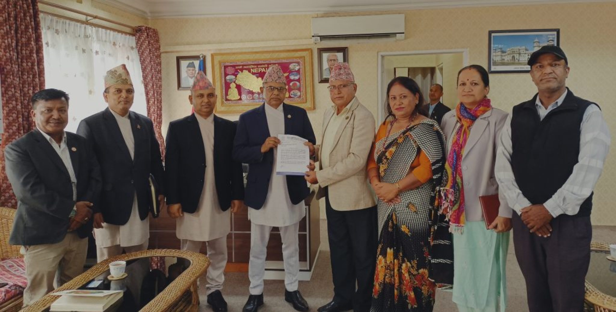 Fncsi with Minister of Industry, Commerce and Supplies photograph (1)