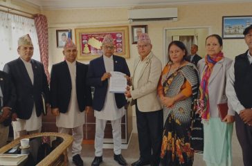 Fncsi with Minister of Industry, Commerce and Supplies photograph (1)