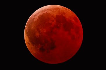 Lunar-Eclipse-Chandra-Grahan-nasa-900px