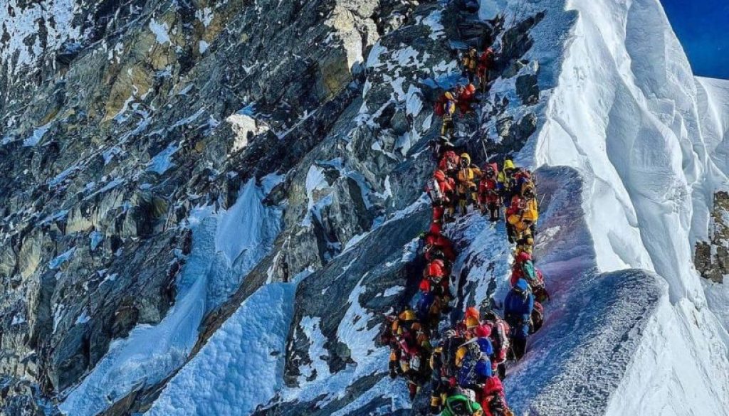 Queue-to-climb-Everest-819x1024