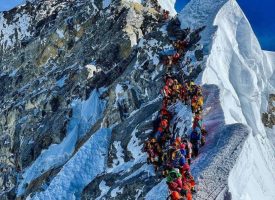 Queue-to-climb-Everest-819x1024