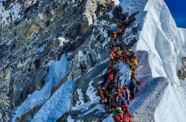 Queue-to-climb-Everest-819x1024